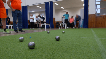 V Sadech létaly po koberci stříbrné koule