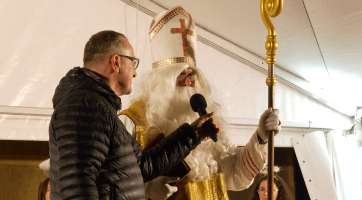 Na náměstí Velké Moravy přišel za dětmi Mikuláš a rozsvítil vánoční strom  