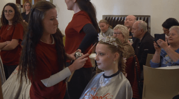 Studentky kadeřnického oboru vytvářely pohádkové účesy 