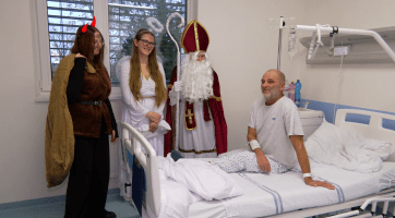 Mikuláš s družinou se podíval za malými i velkými pacienty 