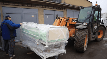 Polohovatelné postele putovaly jako humanitární dar na Ukrajinu