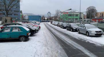 Komunikace kolem Kostka školy až k hokejbalovému hřišti je opravená