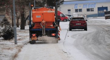 Město pokryla vrstva sněhu a ledu