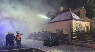 AKTUALIZACE: Požár domu v Kroměříži skončil tragicky. Muž zemřel, žena má těžké popáleniny