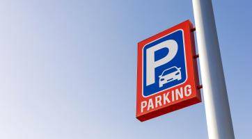 Z centra Kroměříže zmizí desítky aut, úředníci budou parkovat jinde