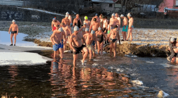 Závěr roku si u velkého splavu na Ohradě užívali valašští otužilci