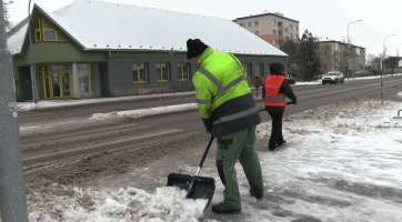 Pracovníci Služeb města Veselí nad Moravou bojovali se sněhem a mrznoucím deštěm
