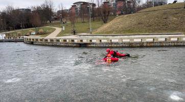 Zlínští hasiči nacvičovali záchranu tonoucího v biotopu na Jižních Svazích