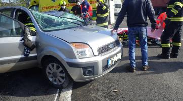 Vážná dopravní nehoda na Vsetínsku. Řidičku musel transportovat vrtulník