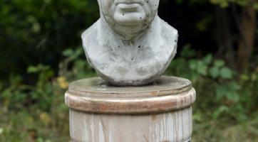 Zelení odhalili u Bečvy sochu s bustou Babiše