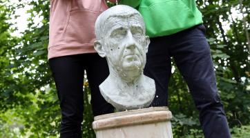 Zelení odhalili u Bečvy sochu s bustou Babiše