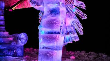 Ledové sochy na Pustevnách jsou letos ve znamení vesmíru. Foto: Otakar Hofr