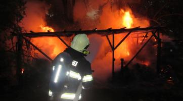 Hašení požáru hasičům zkomplikovalo volání o pomoc