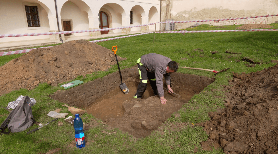 Na zahradě Panského domu pracují archeologové