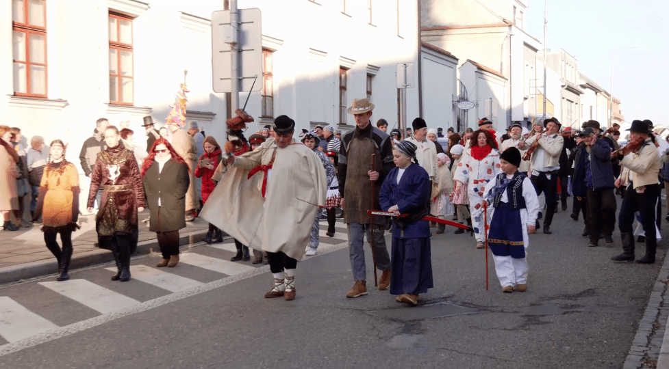 Nedělní fašankový průvod projde městem a v atriu muzea pochová basu