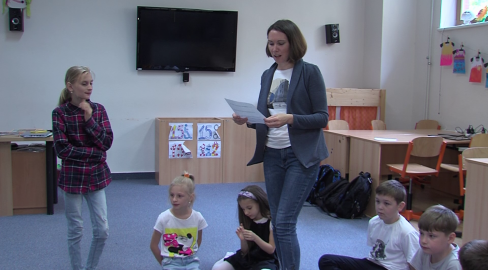 Ukrajinské děti v ZŠ Mariánské náměstí učí televizní reportérka 