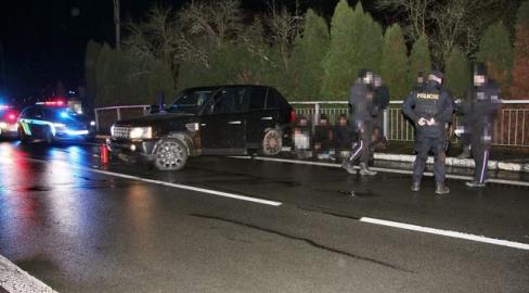 Auto s osmi uprchlíky ujíždělo před policií. Nebezpečnou jízdu ukončil až zastavovací pás