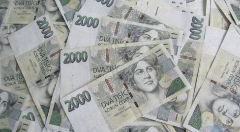Zloději ukradli z nezamčeného vozidla téměř 54 tisíc korun. Užít si je nestihli