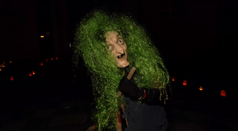 Letošní Halloweenská stezka vedla chodbami a zákoutími školy 