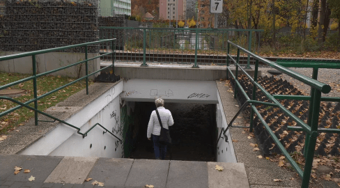 Podchod u Tesly by měl v budoucnu nahradit nový železniční přejezd