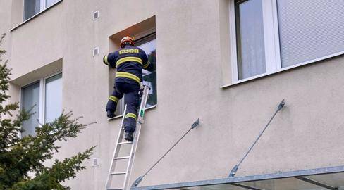Seniorka ve Zlíně upadla v bytě a nemohla vstát. Do akce šli strážníci i hasiči