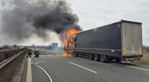 Požár kamionu uzavřel dálnici D55 směrem na Hulín