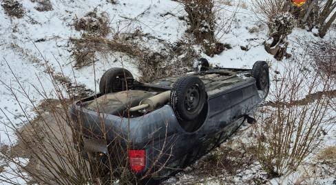 Řidička se dvěma dětmi sjela do koryta potoka. Auto zůstalo zaklíněné koly vzhůru