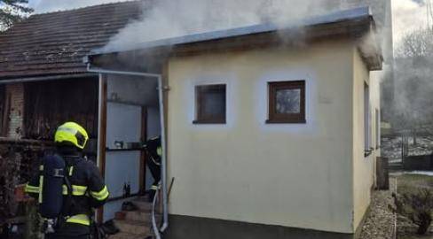 Požár domu ve Valašských Kloboukách: Muž se nadýchal kouře, do akce šly tři jednotky hasičů