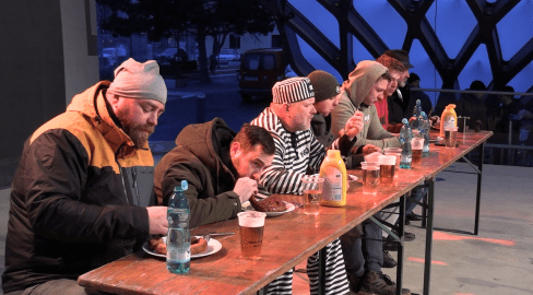 Fašank nabídl celodenní zábavu včetně pojídání metrové klobásy