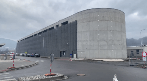 Parkovací dům u vsetínského nádraží začal sloužit řidičům