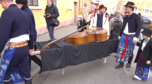 Ve Strážnici pochovali basu a drží čtyřicetidenní smutek