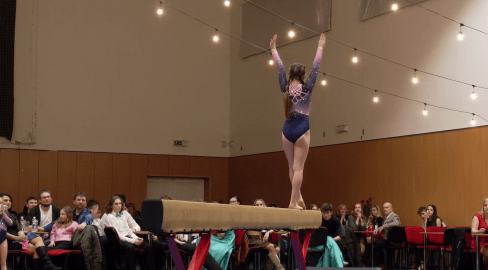 Vodácký ples zahájily gymnastky, parket roztančil rock