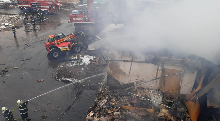 U požáru v Moravském Písku zasahovalo 90 hasičů