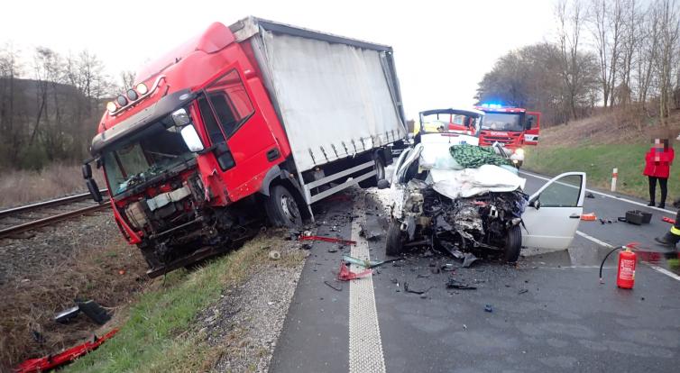 U Újezdce došlo k vážné dopravní nehodě, jeden řidič zemřel