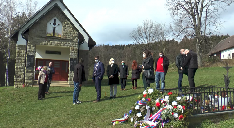 Představitelé kraje si připomněli tragickou událost vypálení Ploštiny