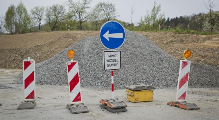 Oprava důležitého dopravního úseku mezi Kojetínem a Bojanovicemi se stihne ještě letos