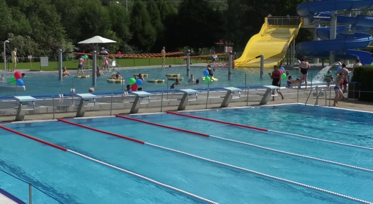 Díru na letním koupališti nahradil moderní bazén