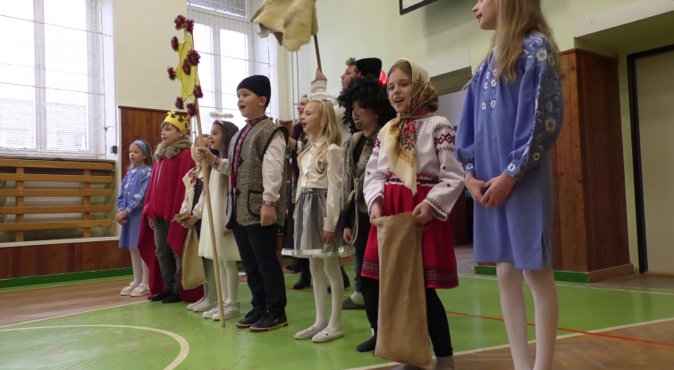 Děti předvedly svým spolužákům ukrajinské koledování 