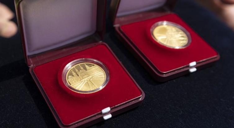 Česká národní banka vydala zlatou minci s motivy nejvýznamnějších památek Kroměříže