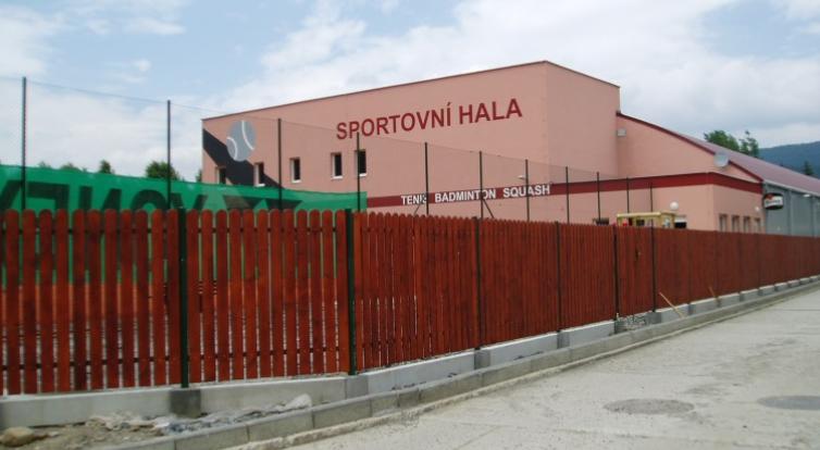 Postavení nové sportovní haly v Rožnově je nereálné. Město proto zvažuje odkup od soukromé osoby