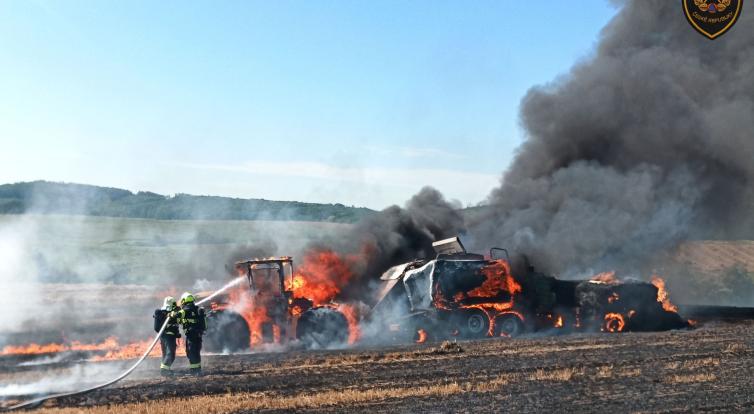 Při balíkování slámy shořel traktor. Škoda přesáhla 5 milionů korun