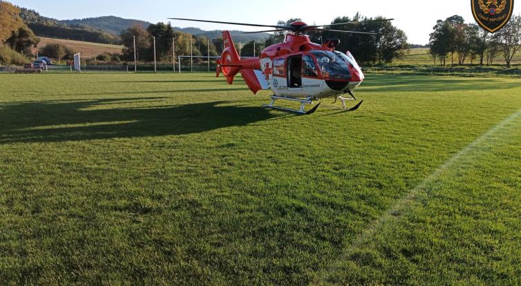 Tragédie ve Střelné. Auto najelo do čtyř chodců, jedna žena zemřela, pro dítě letěl vrtulník