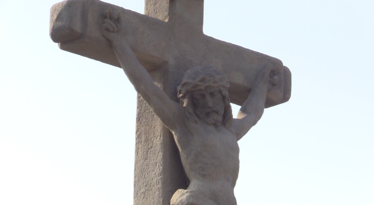 Kříž na hřbitově v Milokošti prošel restaurováním