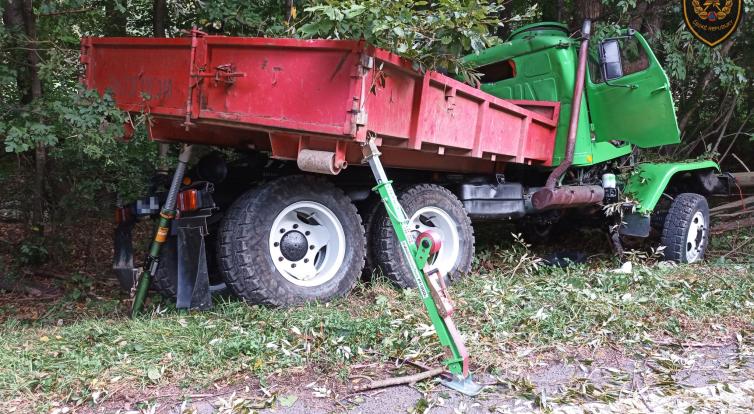 Smrtelná nehoda u Bratřejova: řidič nákladního automobilu zemřel po nárazu do stromu