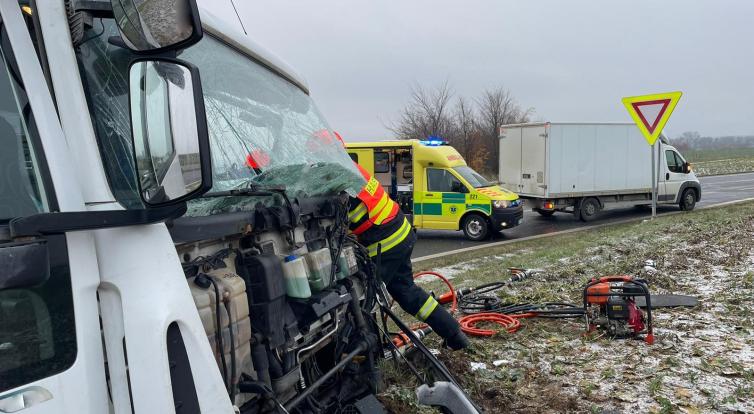 U Zlechova se srazila dvě nákladní auta. Jeden z řidičů zůstal ve voze zaklíněn