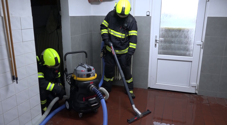 Profesionální hasiči získali od Uherského Hradiště speciální vysavač