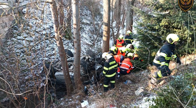 Dopravní nehoda u Lukovečku: osobní auto skončilo na střeše v korytě potoka, zasahovaly všechny složky IZS
