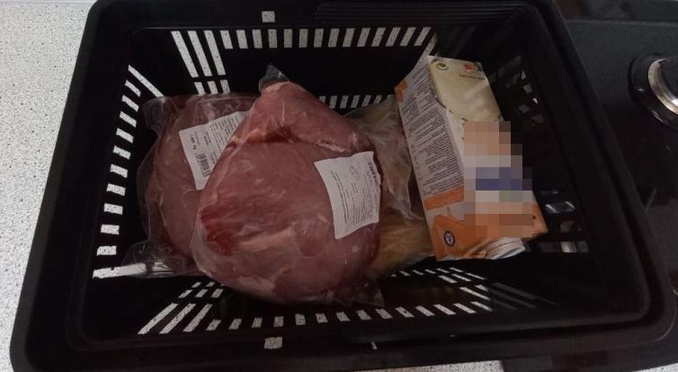 Mladík ve Zlíně ukradl potraviny i s košíkem. Před policií se schovával pod postelí