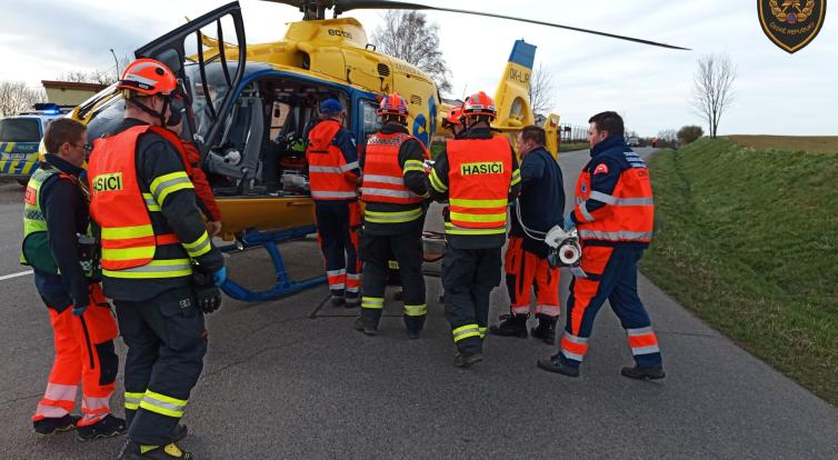 Po vážné nehodě dvou osobních aut na Kroměřížsku zůstali čtyři zranění včetně dětí. Jedna z řidiček byla v kritickém stavu