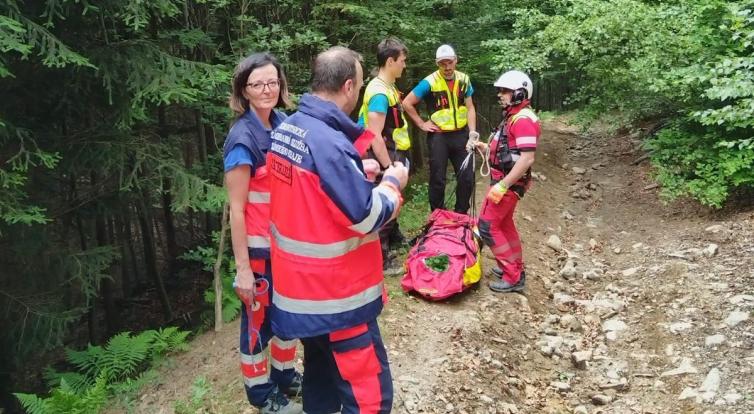 Se záchranou muže ve vážném stavu pomohli záchranářům dva cyklisté
